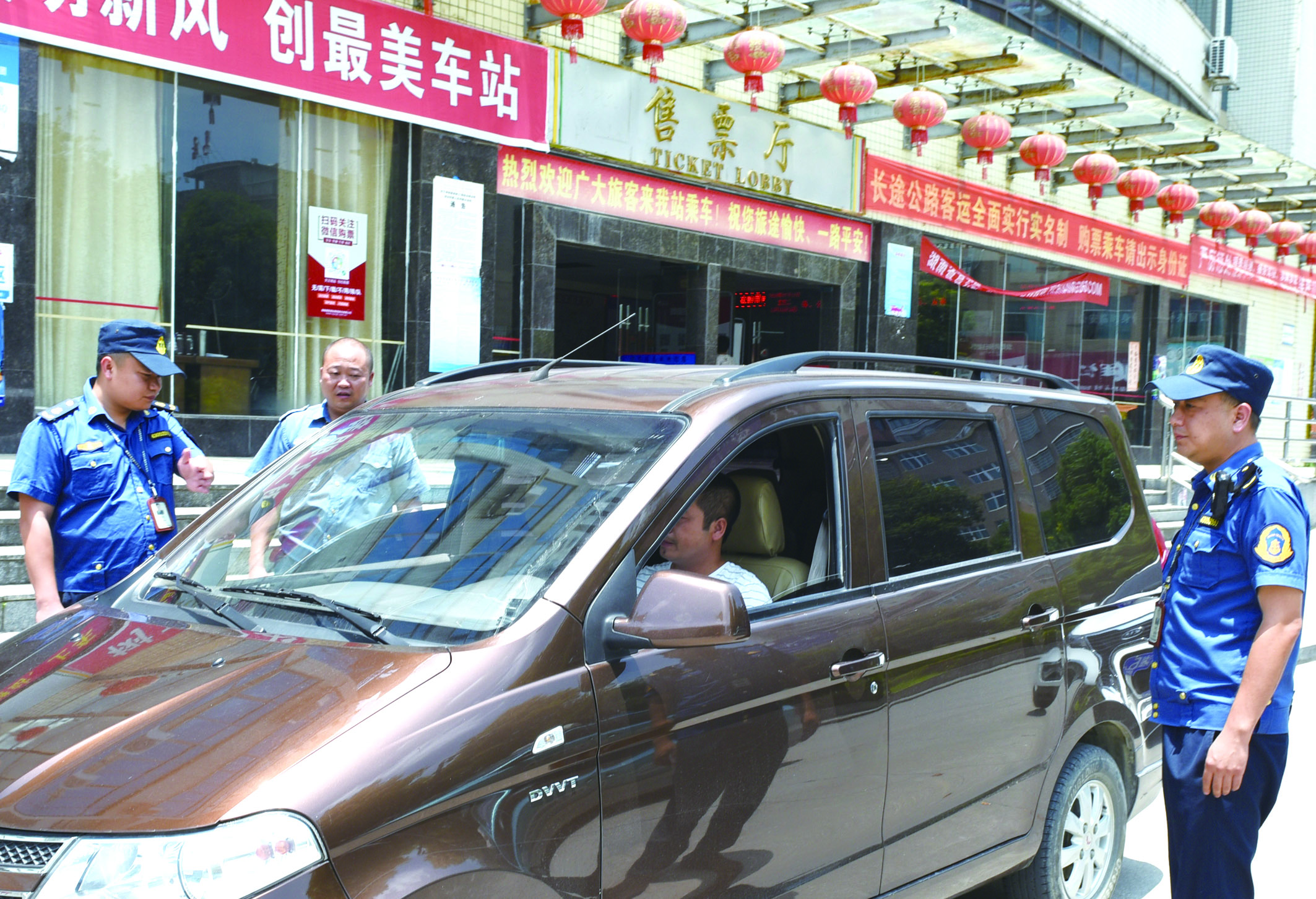 7月10日，洞口縣黃橋鎮(zhèn)副鎮(zhèn)長謝揚(yáng)標(biāo)（右）在黃橋汽車站檢查營運(yùn)客車安全檢查情況。近段時(shí)間以來，黃橋汽車站全面排查交通安全等方面存在的安全隱患，并及時(shí)予以整改到位，做到防患于未然，確保安全生產(chǎn)工作萬無一失。據(jù)了解，今年上半年已消除交通安全隱患10余起。  李祖冠    攝影報(bào)道 
